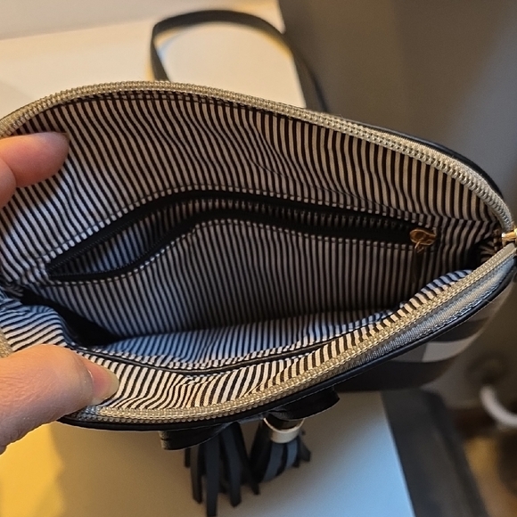 Stylish Black and White Crossbody Bag - Picture 6 of 7